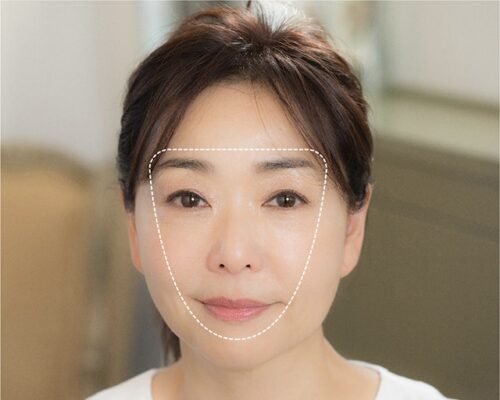 Thoa kem nền tập trung ở khu vực tam giác giúp tạo chiều sâu cho khuân mặt!